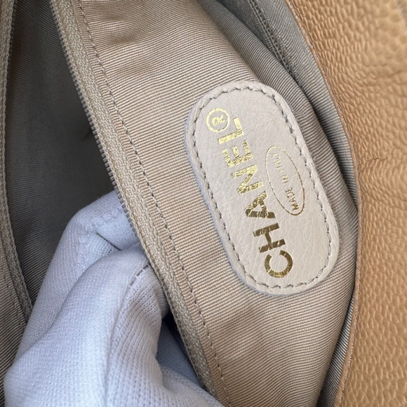 CHANEL Caviar LAX Tote - Picture 14 of 15